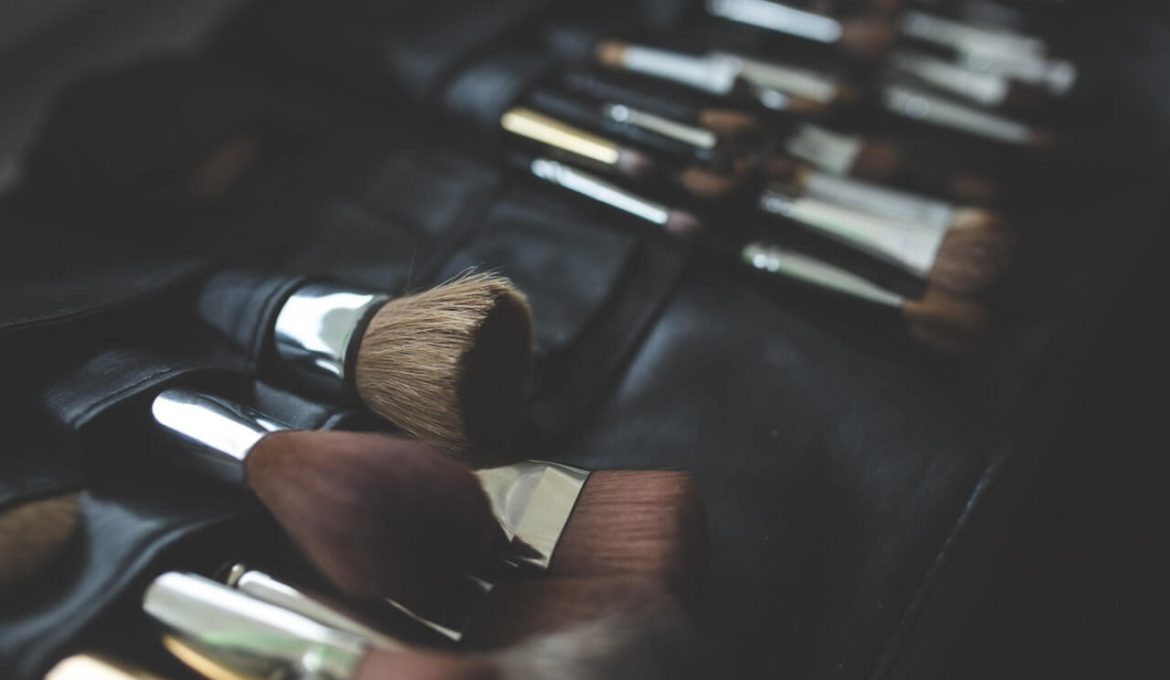 women travel makeup bag with brushes